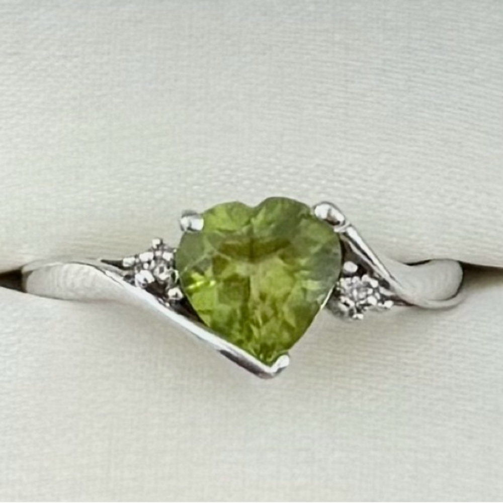 Solid 10K White Gold Heart Cut Peridot & Natural Diamond Ring - Size 6.5